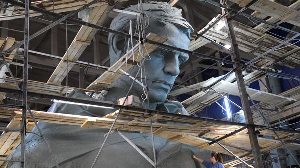 Изготовление полномасштабной 25-метровой модели скульптуры Советского солдата в мастерской скульптора Андрея Коробцова
