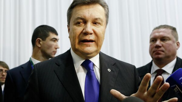 Виктор Янукович общается с представителями СМИ после саммита Восточного партнерства в Вильнюсе. 29 ноября 2013
