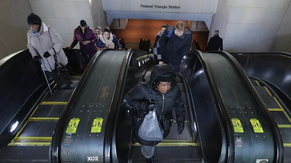 Пассажиры в метро Вашингтона, США 