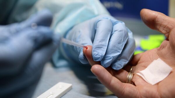Медицинский работник проводит экспресс-анализ крови на ВИЧ