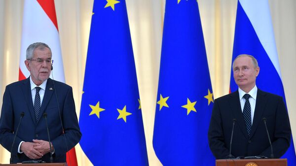 Президент РФ Владимир Путин и федеральный президент Австрийской Республики Александр Ван дер Беллен на совместной пресс-конференции