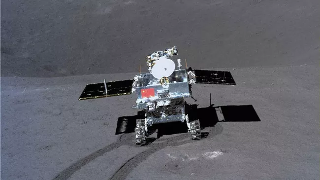  Луноход Юйту-2 проводит замеры химического состава грунта