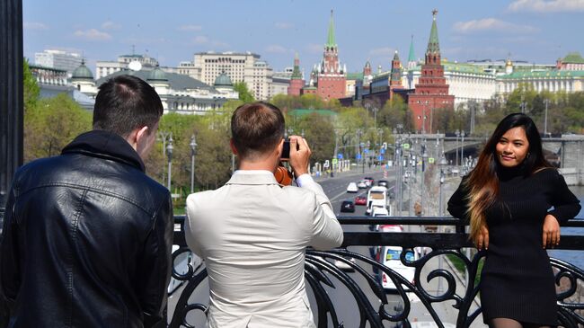 Алекс фотографирует Джейн на Патриаршем мосту