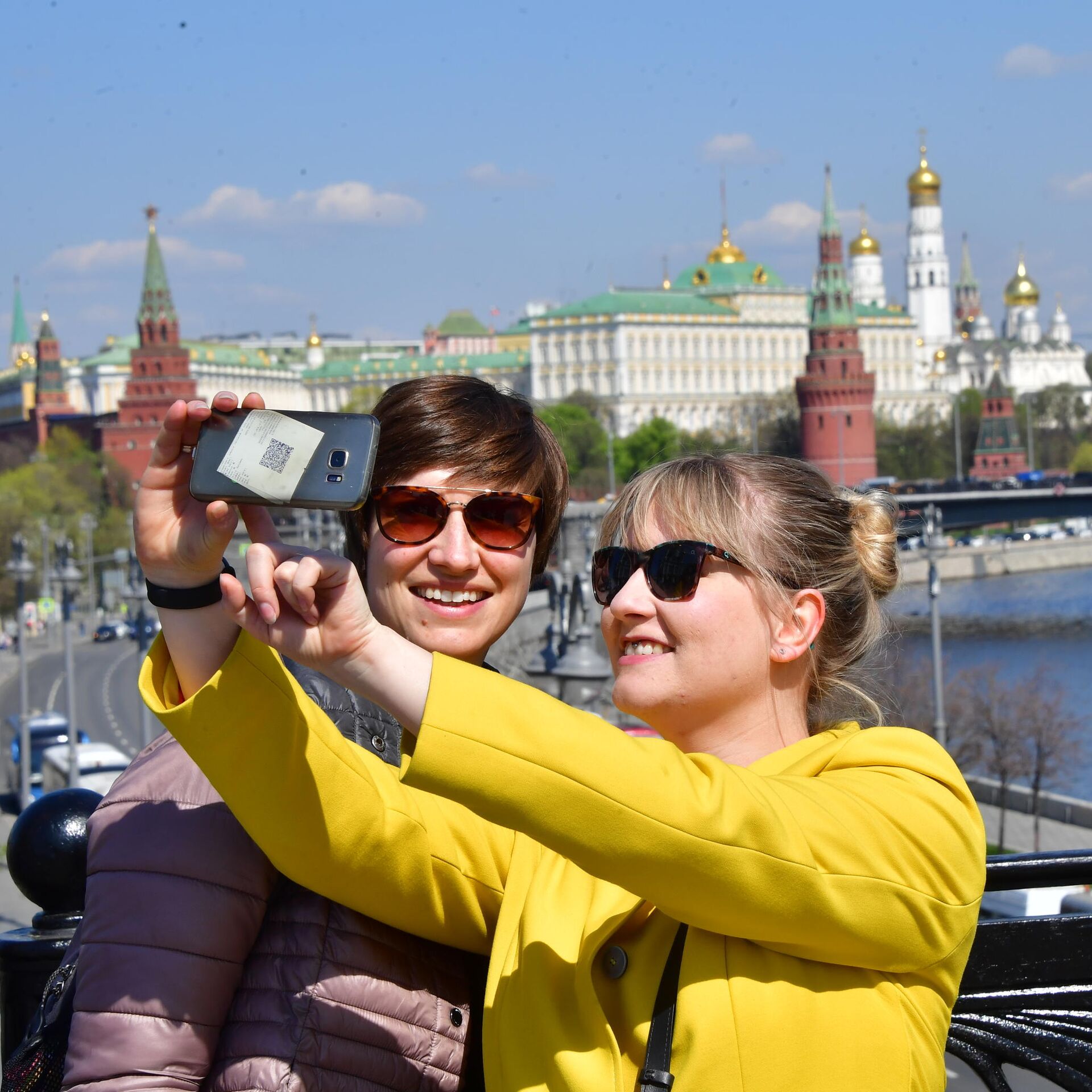 Москва туристов в год. Туристы в Москве. Туризм в Москве. Немецкие туристы. Радостные туристы в Москве.