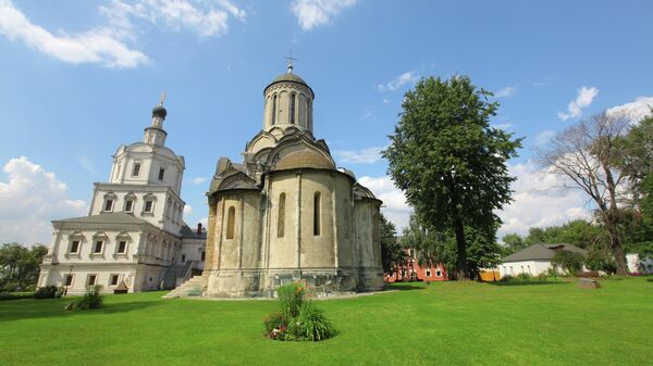 Церковь Михаила Архангела и собор Спаса Нерукотворного образа на территории Спасо-Андроникова монастыря