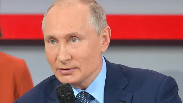 Президент РФ Владимир Путин во время общения с участниками медиафорума ОНФ Правда и справедливость
