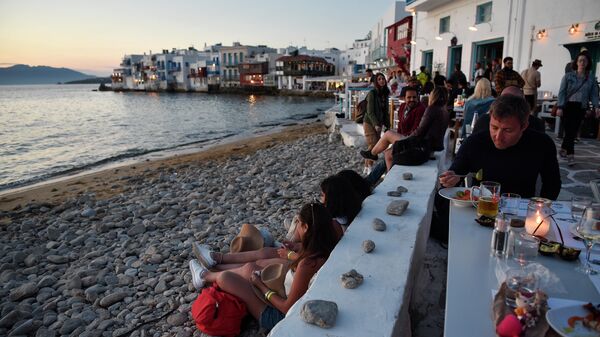 Туристы на острове Миконос, Греция