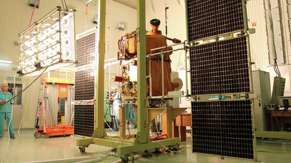 Сотрудники космодрома Байконур проводят проверку солнечных батарей спутника Канопус-В