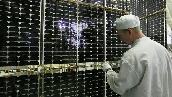 Сборка солнечных батарей для навигационного космического аппарата