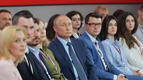 Президент РФ Владимир Путин во время общения с участниками медиафорума ОНФ Правда и справедливость 