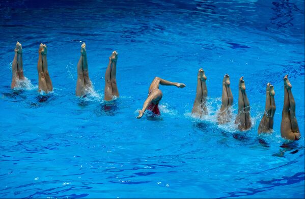 Спортсменки сборной Израиля выступают с произвольной программой в комбинации на Кубке Европы по синхронному плаванию в Санкт-Петербурге