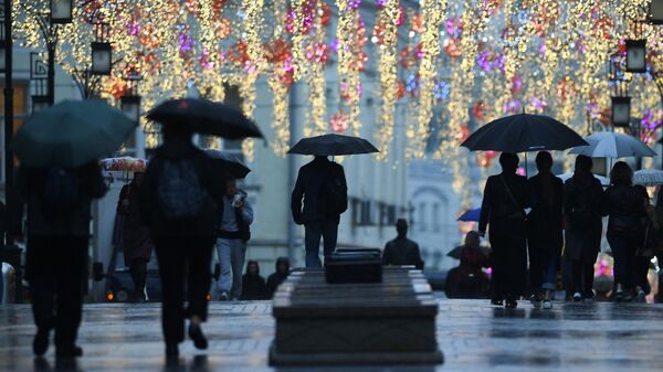 Прохожие на одной из улиц Москвы во время дождя