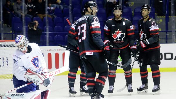 Хоккеисты сборной Канады радуются заброшенной шайбе в ворота французов