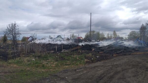 Последствия пожара двухэтажном доме на острове Кего в городе Архангельске. 17 мая 2019