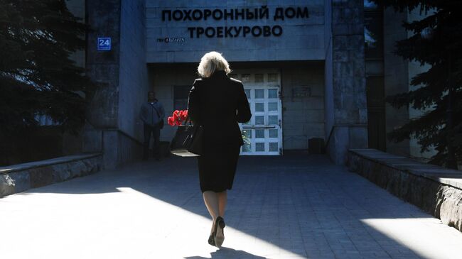 Женщина с цветами идет на церемонию прощания с главным редактором радиостанции Говорит Москва Сергеем Доренко Женщина с цветами идет на церемонию прощания с главным редактором радиостанции Говорит Москва Сергеем Доренко