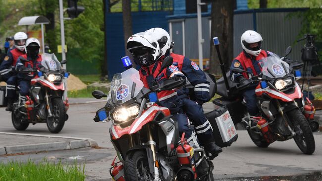 Спасатели мотогруппы во время учений по устранению последствий дорожно-транспортного происшествия на территории учебно-тренировочного полигона Апаринки в Московской области