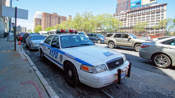 Машина полиции на одной из улиц Нью-Йорка