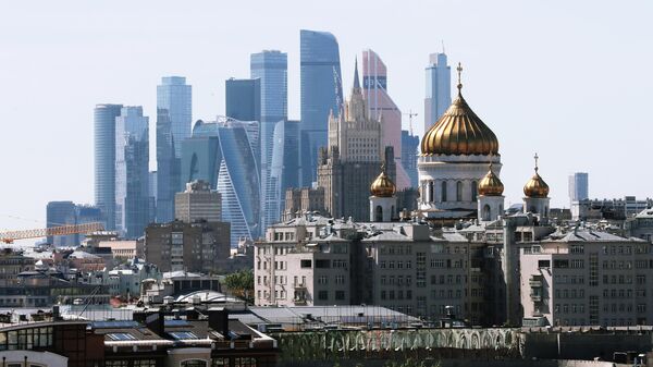 Небоскребы делового центра Москва-сити, здание Министерства иностранных дел РФ и храм Христа Спасителя