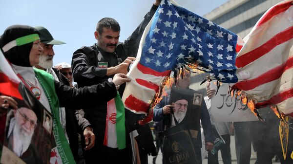 Иранцы сжигают флаг США в Тегеране. 10 мая 2019 