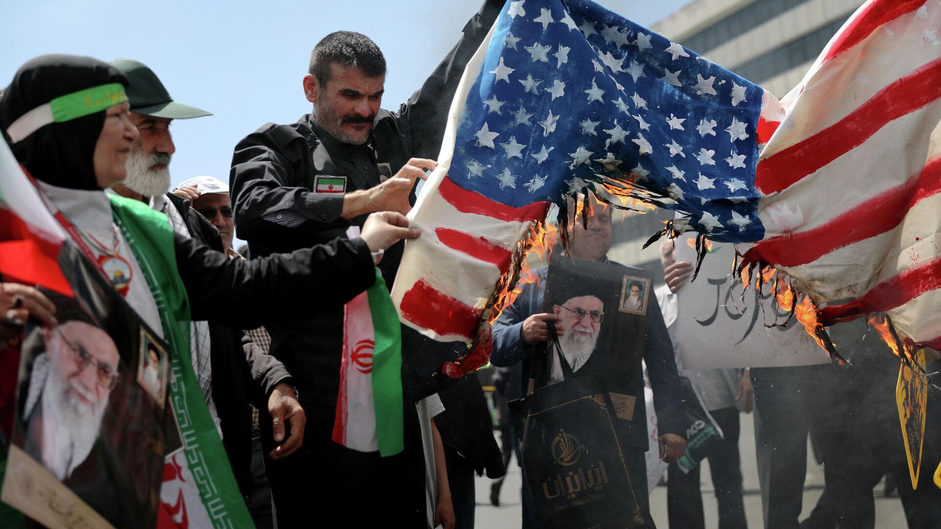 Иранцы сжигают флаг США в Тегеране. 10 мая 2019  - РИА Новости, 1920, 20.01.2020