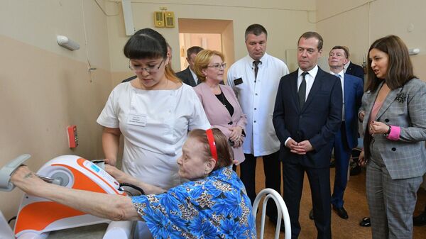 Председатель правительства РФ Дмитрий Медведев во время посещения  ГБУ Госпиталь для ветеранов войн в Ростове-на-Дону. 17 мая 2019