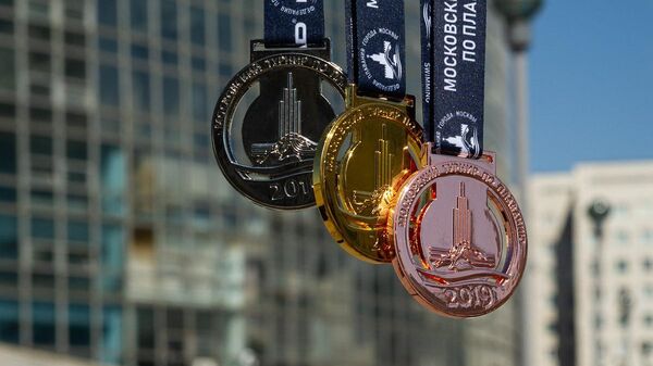 Медали со специальным памятным дизайном для участников московского турнира по плаванию