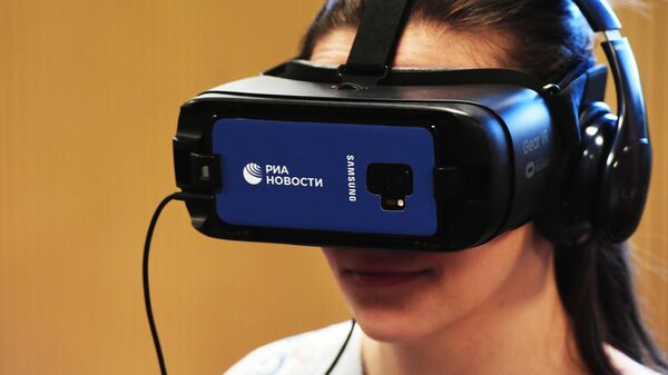 Девушка тестирует VR-очки РИА.Lab в офисе Билайн