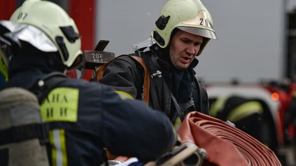 Сотрудники пожарно-спасательных подразделений МЧС России во время пожарно-тактических учений