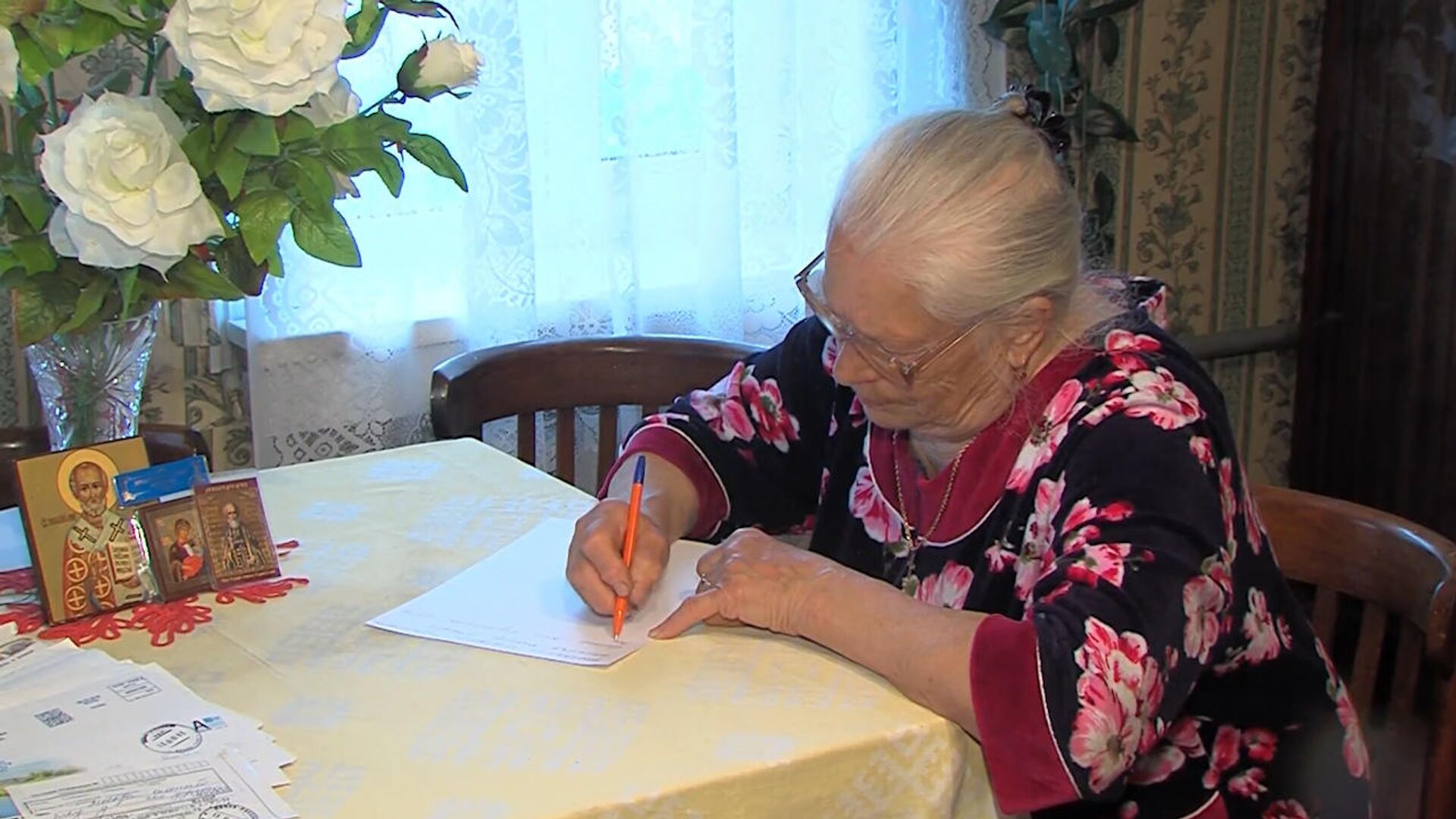 Читая письма бабушки ольгу охватывал невольный трепет. Пенсионер пишет. Старушка читает письмо. Бабушка читает письмо. Бабушка пишет письмо.