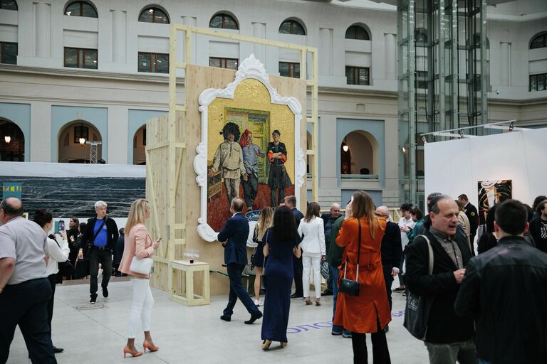Очередь у мозаики Константина Звездочетова. Из крана льется красное вино Очередь у мозаики Константина Звездочетова. Из крана льется красное вино