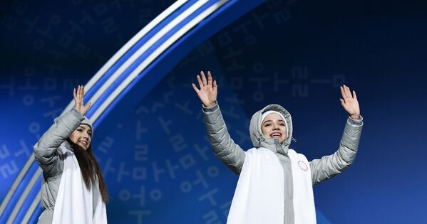 Российские фигуристки Евгения Медведева (справа) и Алина Загитова, завоевавшие серебряные медали в командных соревнованиях по фигурному катанию на XXIII зимних Олимпийских играх, во время церемонии награждения.