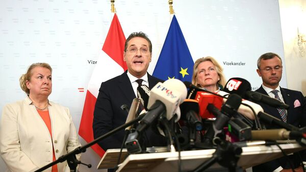 Вице-канцлер Австрии Хайнц-Кристиан Штрахе во время совместной пресс-конференции с министром МВД, министром труда и министром иностранных дел Карин Кнайсль в Вене. 18 мая 2019