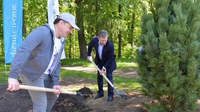 Губернатор Подмосковья Андрей Воробьев с вице-премьером РФ Дмитрием Козаком приняли участие в субботнике в Архангельском. 18 мая 2019