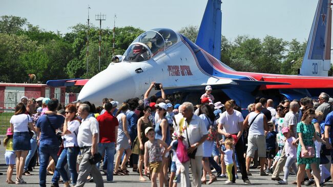 Посетители на Дне открытых дверей на Таганрогском авиационно научно-техническом комплексе имени Г.М. Бериева. 18 мая 2019