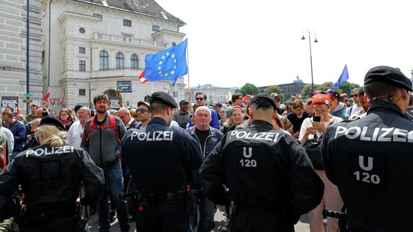 Сотрудники полиции и протестующие возле ведомства федерального канцлера Австрии в Вене. 18 мая 2019