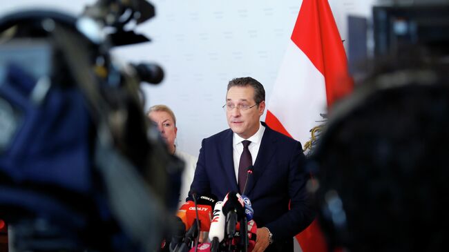 Вице-канцлер Австрии Хайнц-Кристиан Штрахе выступает перед СМИ в Вене, Австрия. 18 мая 2019