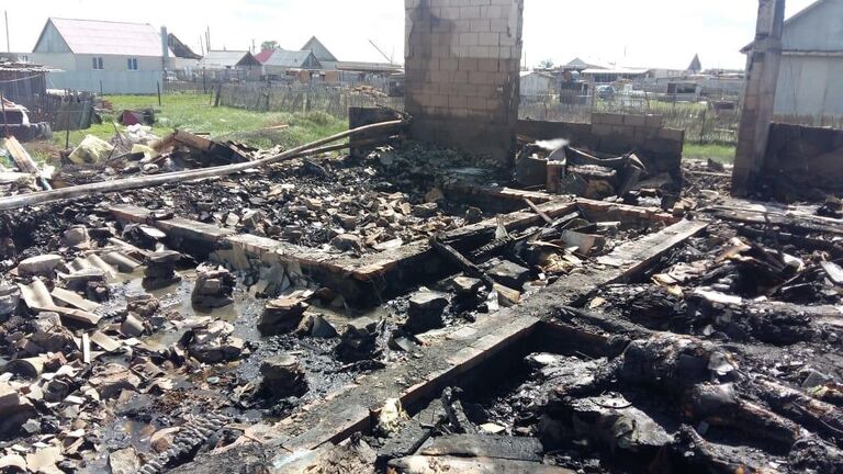 Последствия пожара в одном из жилых домов в поселке Адамовка Адамовского района. 19 мая 2019
