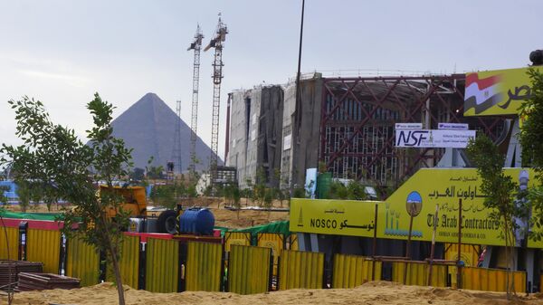 Строительство Большого египетского музея в районе комплекса пирамид Гизы в пригороде Каира