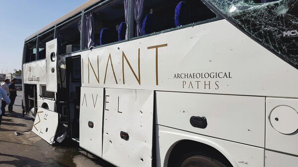 Поврежденный автобус на месте взрыва возле нового музея недалеко от пирамид Гизы в Каире. 19 мая 2019