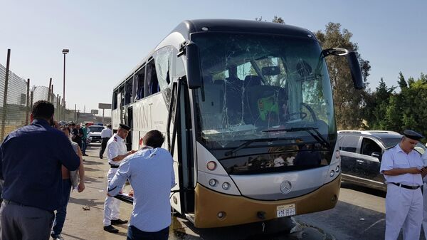 Поврежденный автобус на месте взрыва возле нового музея недалеко от пирамид Гизы в Каире. 19 мая 2019