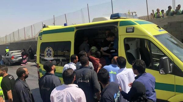Машина скорой помощи на месте взрыва возле нового музея недалеко от пирамид Гизы в Каире. 19 мая 2019