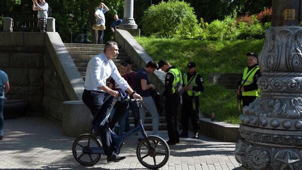 Глава Киевской городской государственной администрации Виталий Кличко во время поездки на велосипеде в Киеве. 20 мая 2019