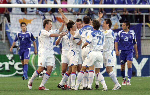 Футболисты сборной России радуются голу в ворота команды Греции на Евро-2004