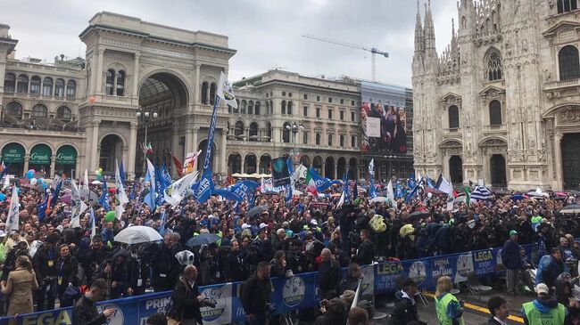 Участники и сторонники партии Лига во время акции протеста в Милане в Италии