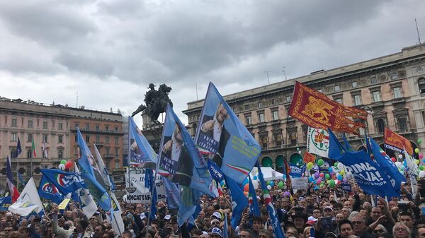 Участники и сторонники партии Лига во время акции протеста в Милане, Италия