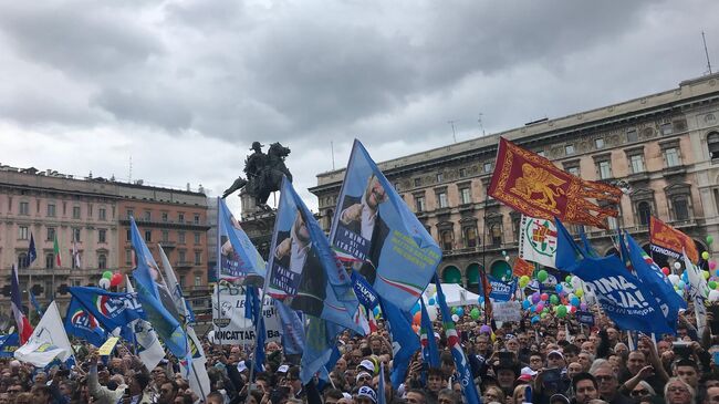 Участники и сторонники партии Лига во время акции протеста в Италии. Архивное фото