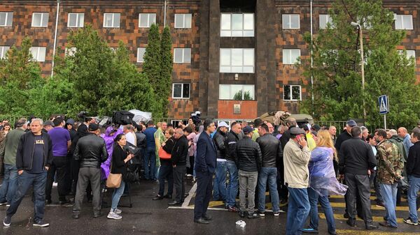 Люди перед зданием суда общей юрисдикции столичных административных районов Аван и Нор Норк в Ереване.  20 мая 2019