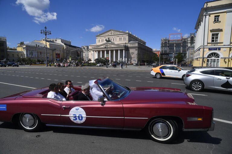 Участники в автомобиле Cadillac Eldorado 1978 года выпуска принимают участие в ралли классических ретро-автомобилей в Москве