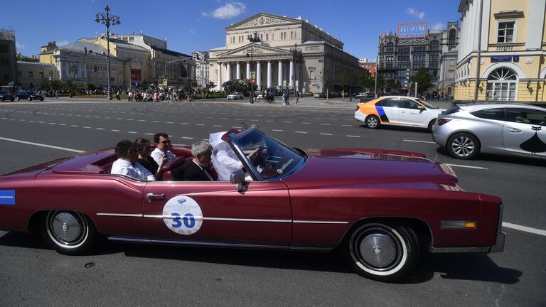 Участники в автомобиле Cadillac Eldorado 1978 года выпуска принимают участие в ралли классических ретро-автомобилей в Москве