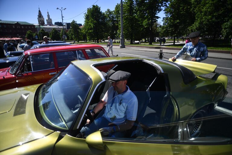 Автомобиль Chevrolet Camaro Z28 (1975-1979 гг. выпуска), который принимает участие в ралли классических ретро-автомобилей в Москве